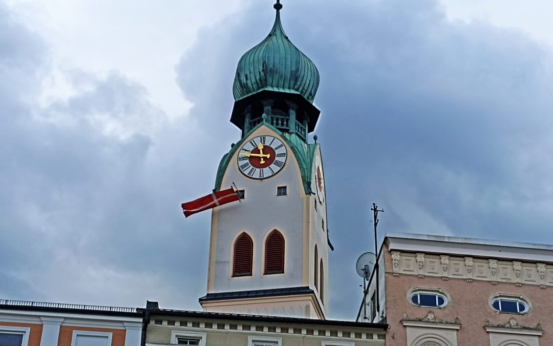 Zachäus-Fahne verkündet das Kirchweihfest