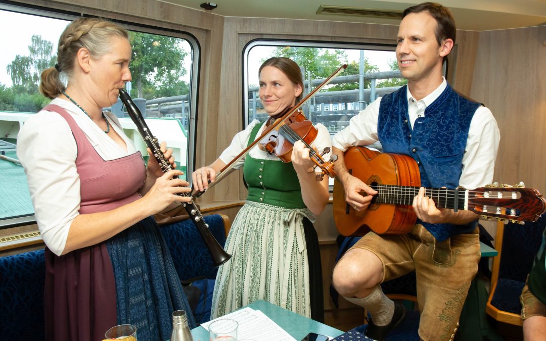 Unterwegs mit dem „Volksmusikschiff Edeltraud“