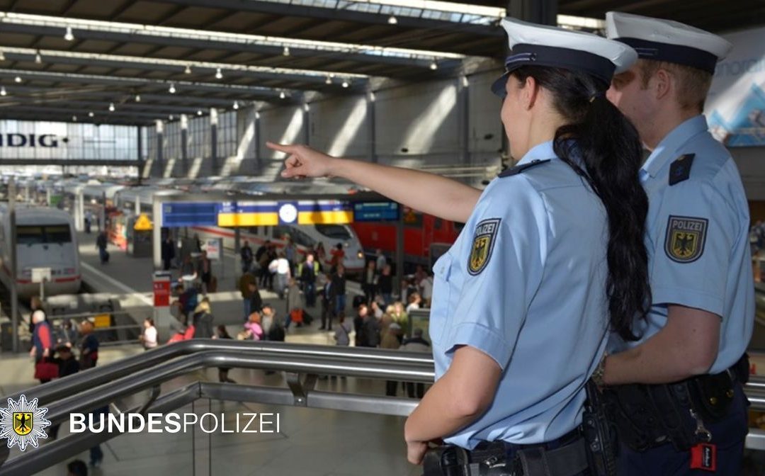 Nur mit Bademantel bekleidet in der S-Bahn