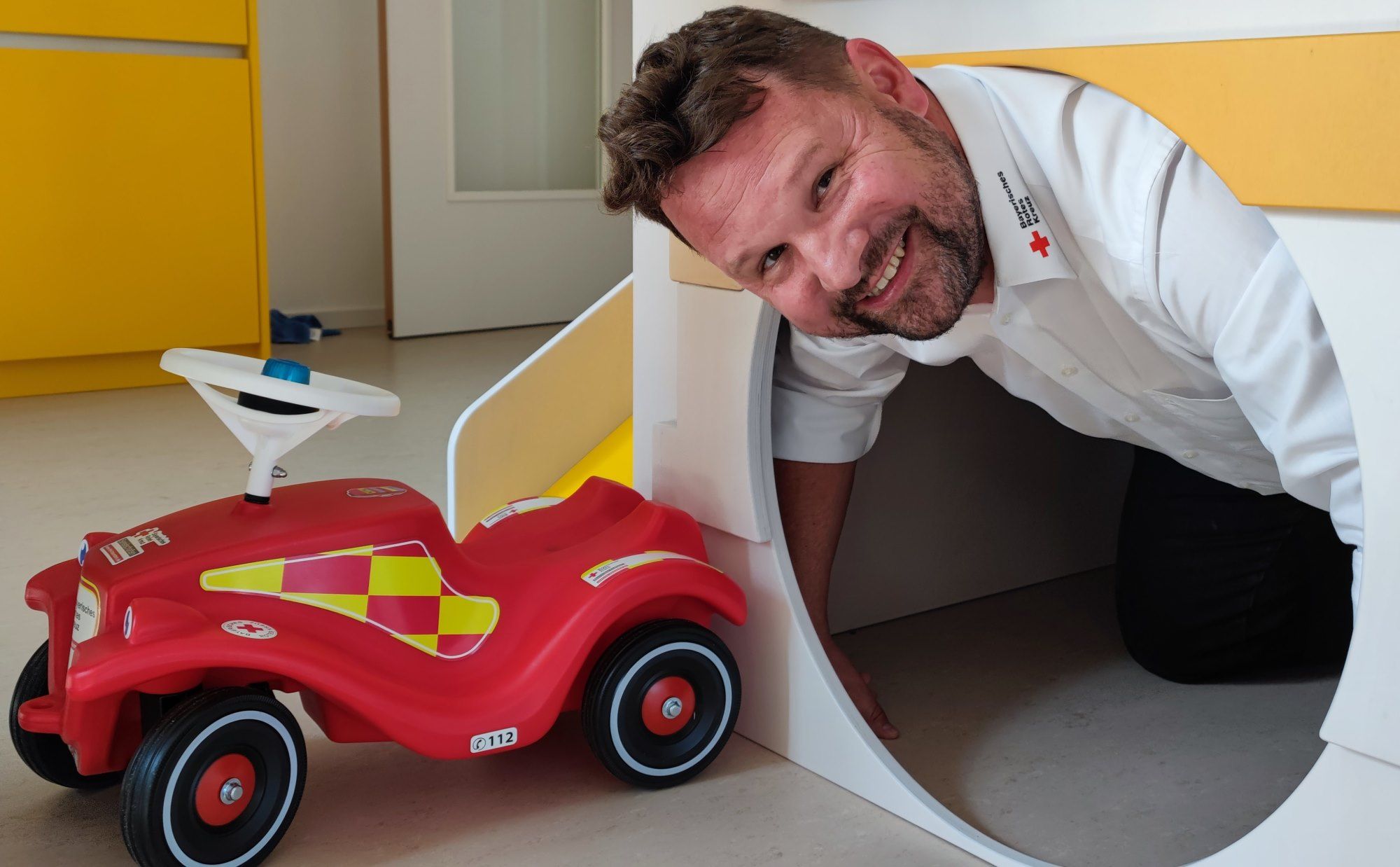 tho 1 Thorsten Brandstätter hat gleich mal den neuen Rettungswagen des BRK erkundet. Fotos: Hobmaier, Kreisfeuerwehrverband Traunstein