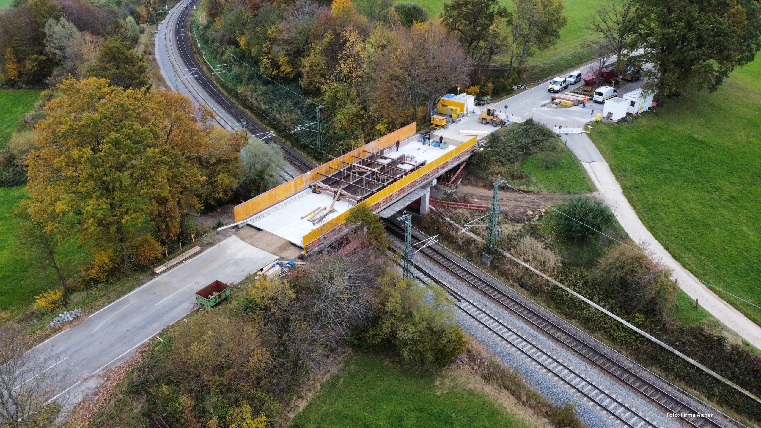 2023-11-29_Instandsetzung_der_Bruecke_ueber_die_Eisenbahn_bei_Holzhausen_vor_der_Fertigstellung_-_Pressemitteilung_-_Foto Luftaufnahmen der Instandsetzungsarbeiten an der Brücke über die Eisenbahn bei Holzhausen vor der Fertigstellung. Foto: Staatliches Bauamt Traunstein