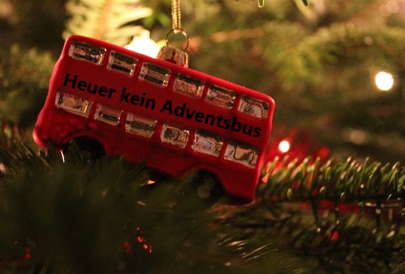 Bus-Christbaumschmuck in einem Christbaum.