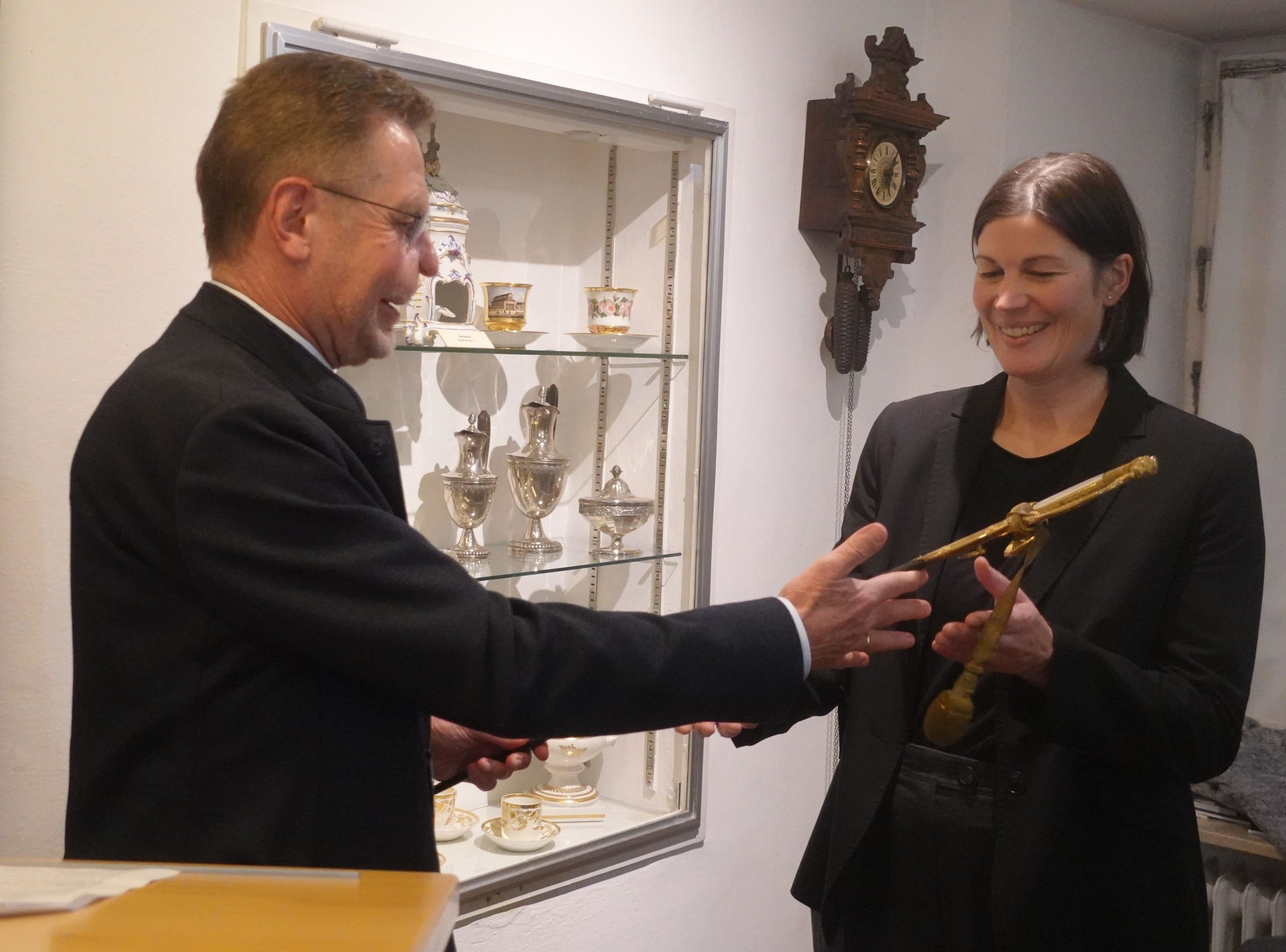 Der ehemalige Museumsleiter Walter Leicht übergibt den Degen an die neue Museumsleiterin Andrea Krammer. Foto: Innpuls.me