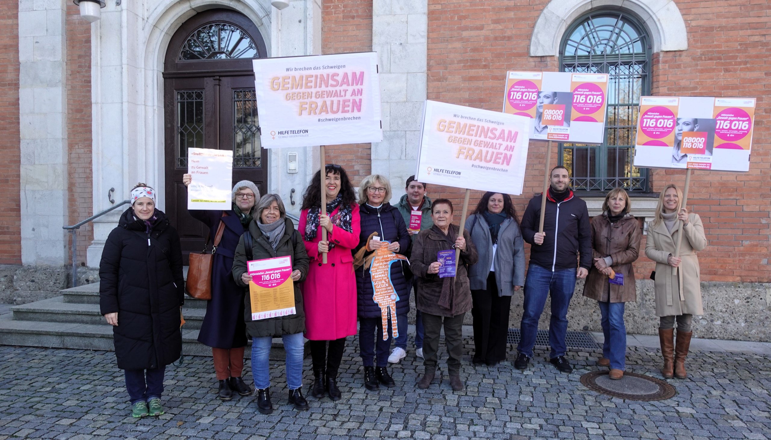 Mit Schildern machten Vertreter verschiedener Vereine und Organisationen auf dem Vorplatz des Rosenheimer Rathauses auf den Internationalen Tag gegen Gewalt an Frauen aufmerksam. Foto. Innpuls.me
