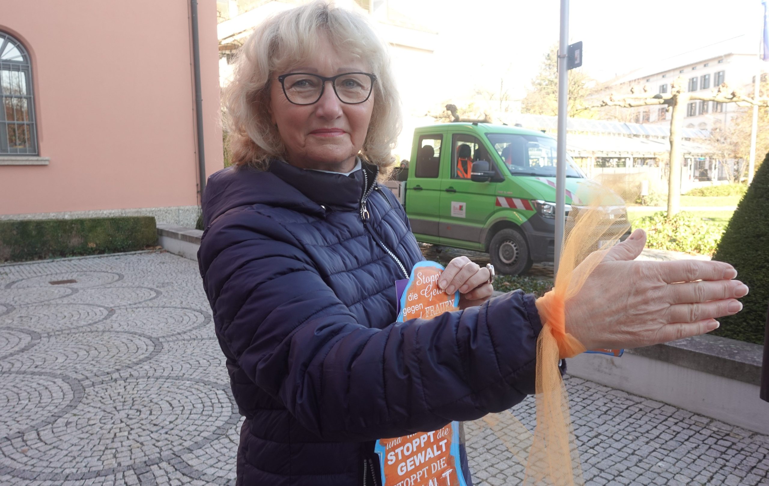 Soroptimistin Irmgard Bauer mit einer orangen Schleife um das Handgelenk.
