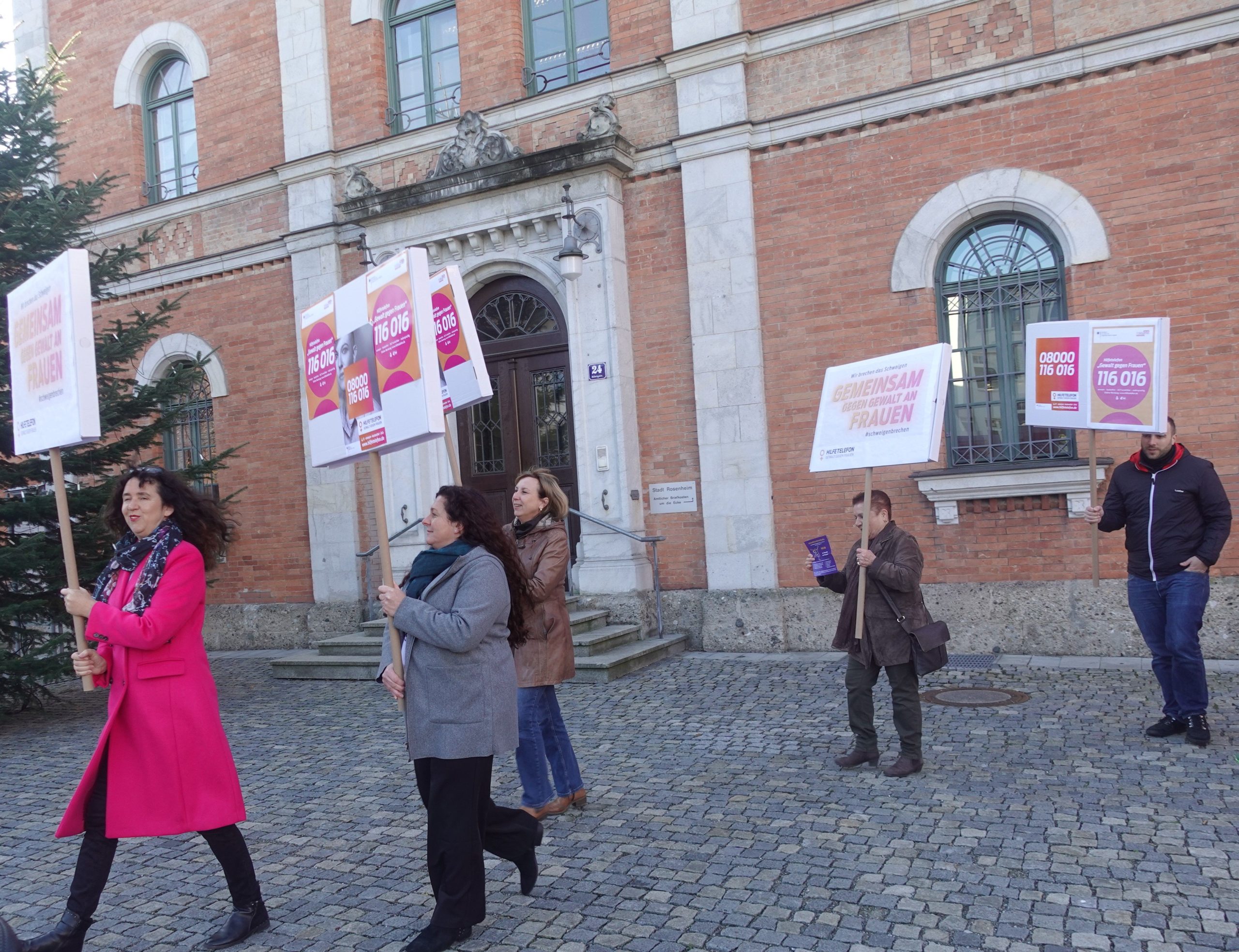 Aktion gegen Gewalt an Frauen vor dem Rosenheimer Rathaus.