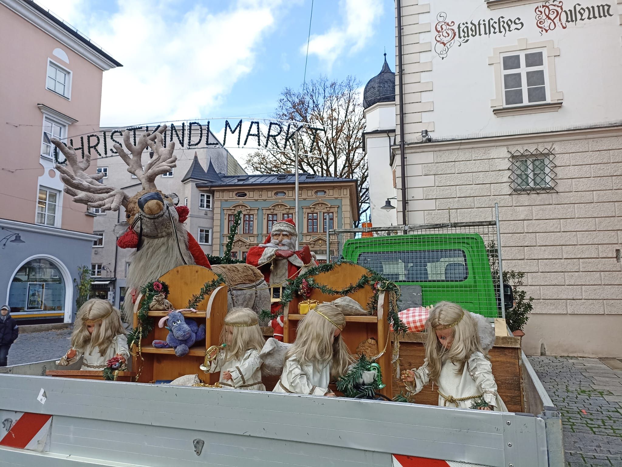Märchenfiguren für den Rosenheimer Christkindlmarkt werden angeliefert. Foto: Martin Aerzbäck
