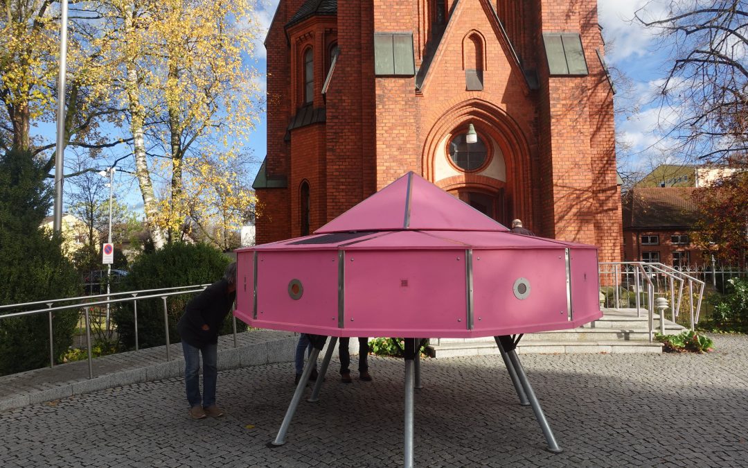 Ufolandung vor Erlöserkirche in Rosenheim