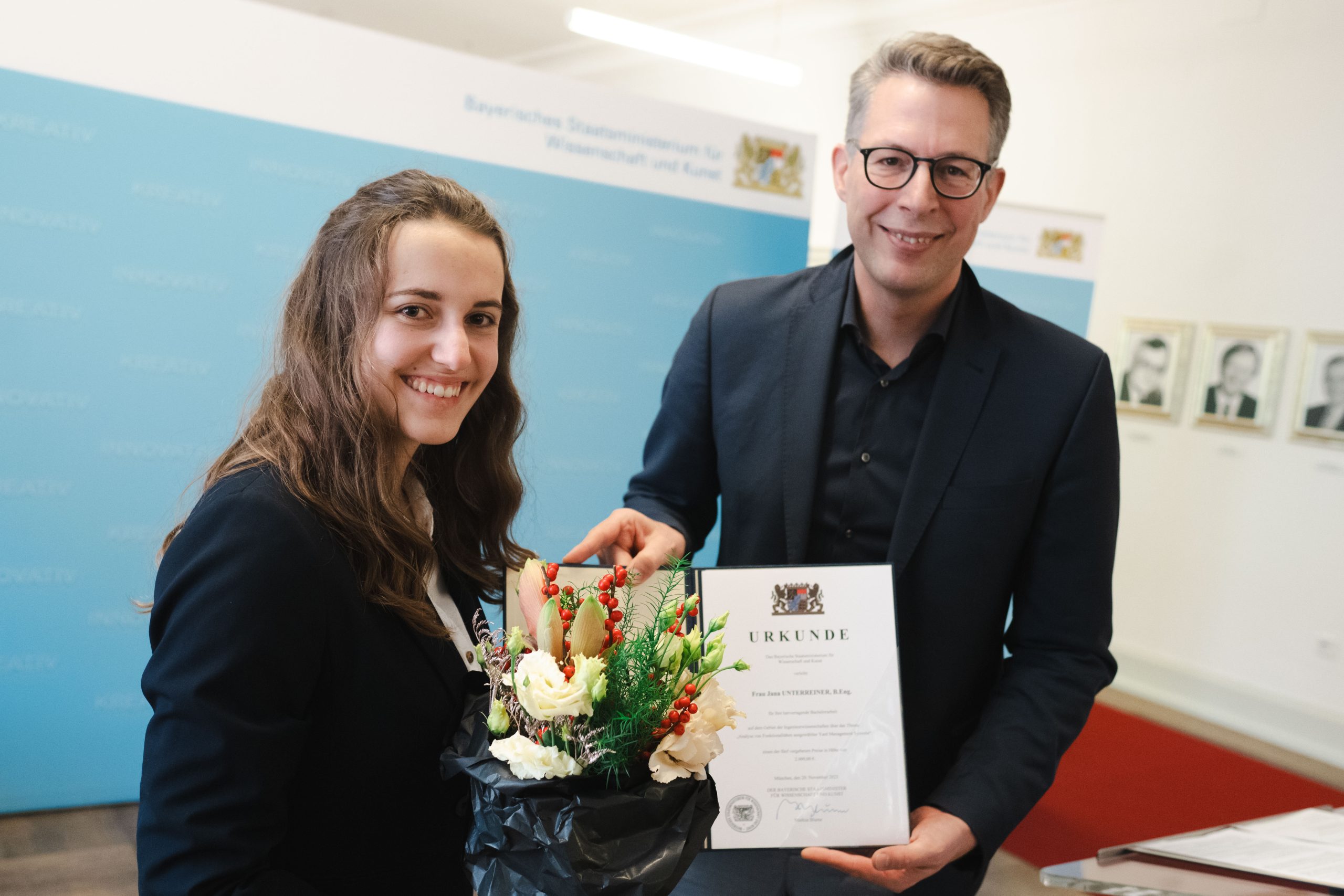 TH Rosenheim X Preisträgerin Jana Unterreiner, Bachelor-Absolventin der Technischen Hochschule Rosenheim, mit dem Bayerischen Kunst- und Wissenschaftsminister Markus Blume. Copyright Andreas Gebert