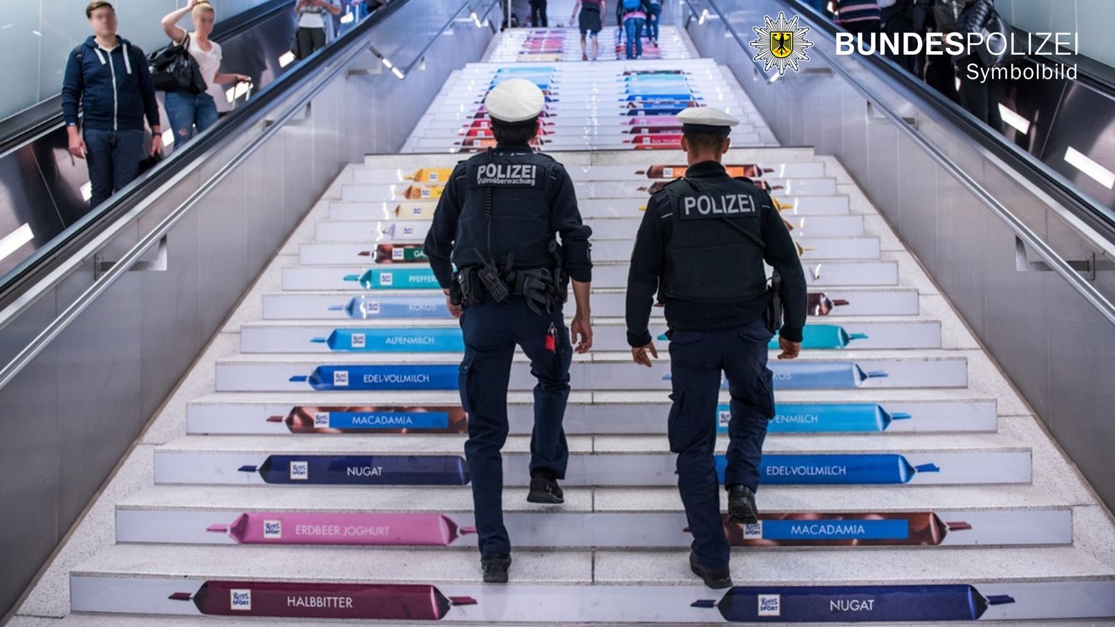 Bundespolizisten gehen Treppe am Bahnhof München hinauf. Foto: Symbolfoto Bundespolizei