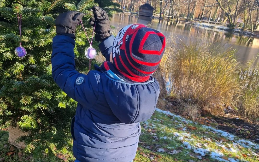 Wünsche in Christbaumkugeln verpackt