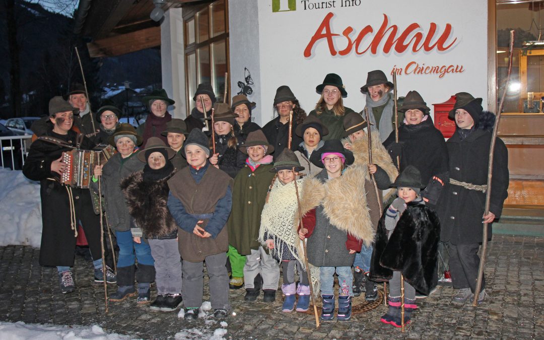 Aschauer Trachtenkinder als Klöpfler unterwegs