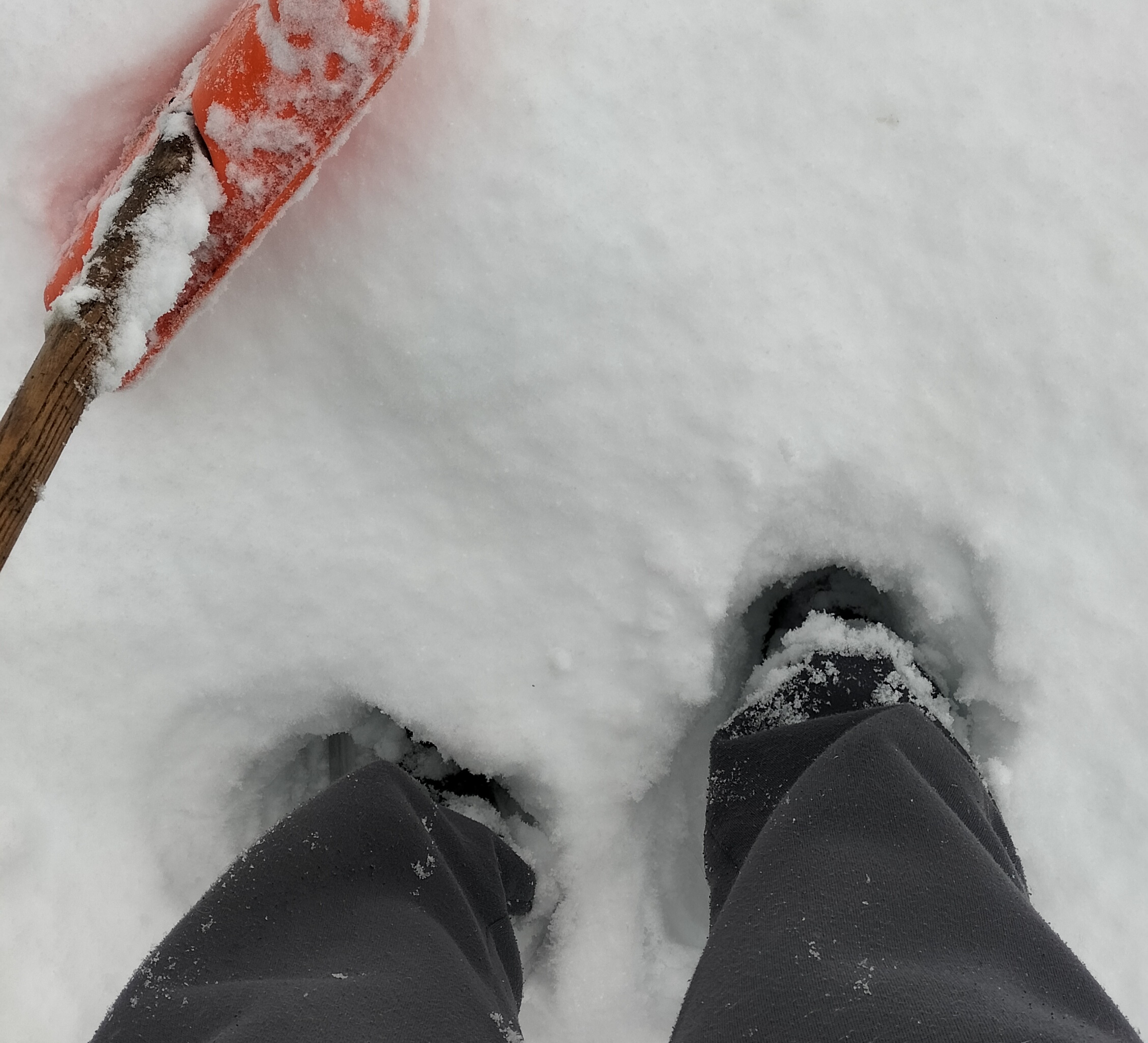 Füße versinken im Schnee. Foto: Innpuls.me