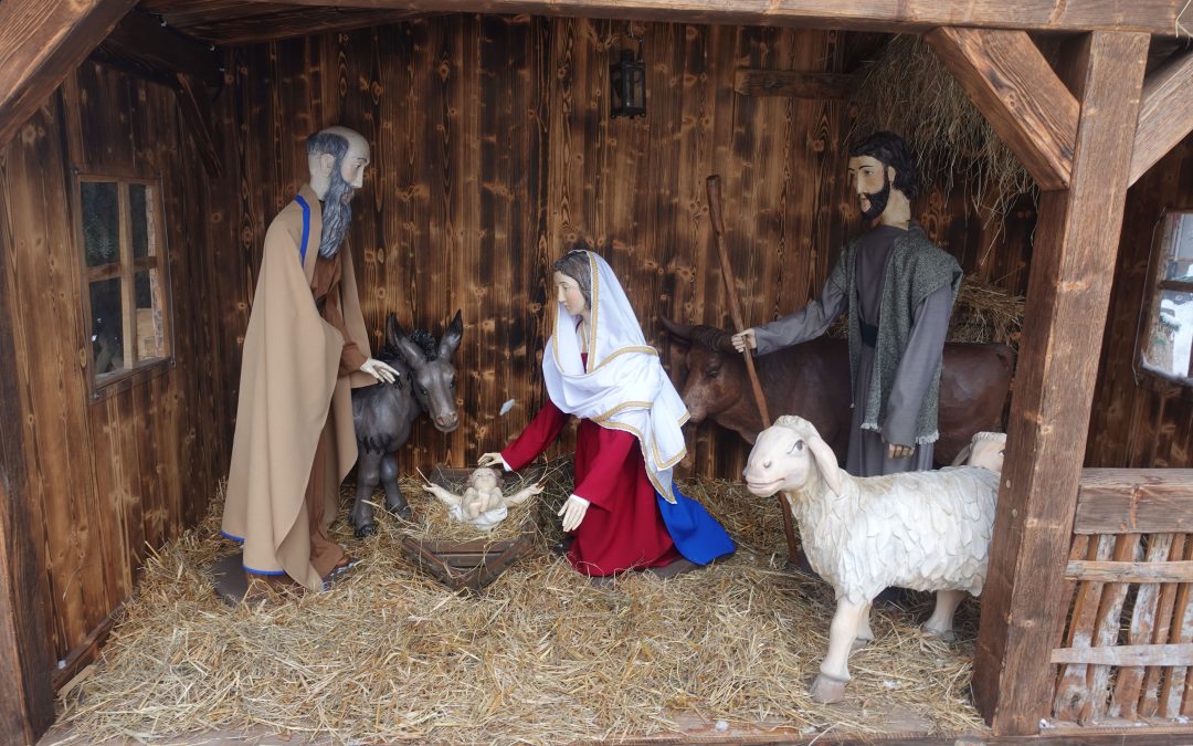 Die Heilige Familie im Christkindlmarkt Rosenheim ist neu eingekleidet