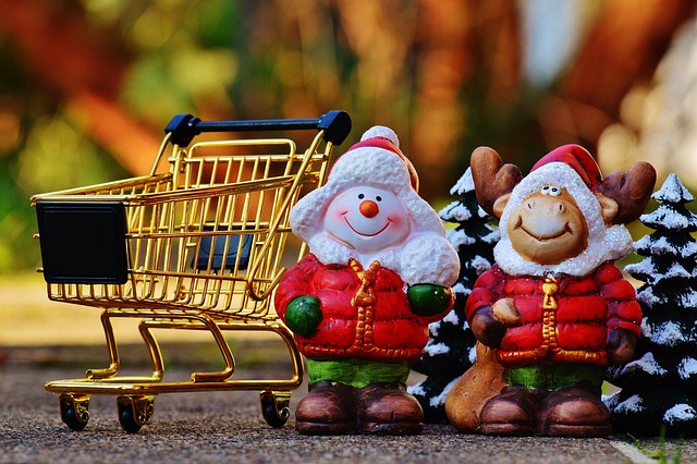Minieinkaufswagen mit kleinen Keramik-Weihnachtsfiguren