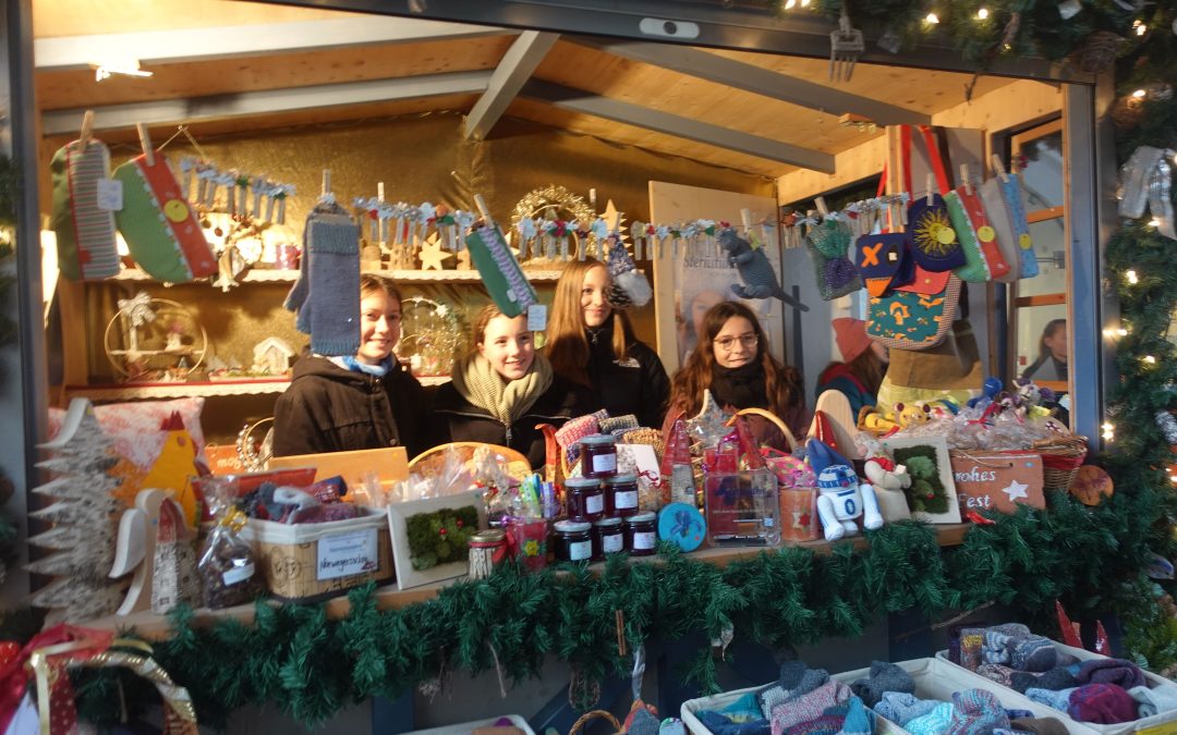 Schülerinnen verkaufen Selbstgemachtes für den guten Zweck