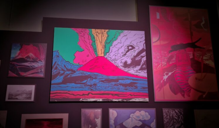 Farbenfrohe Deko und ein Meisterwerk - die Reproduktion des Bildes "Vesuvio" von Popart-Künstler Andy Warhol.