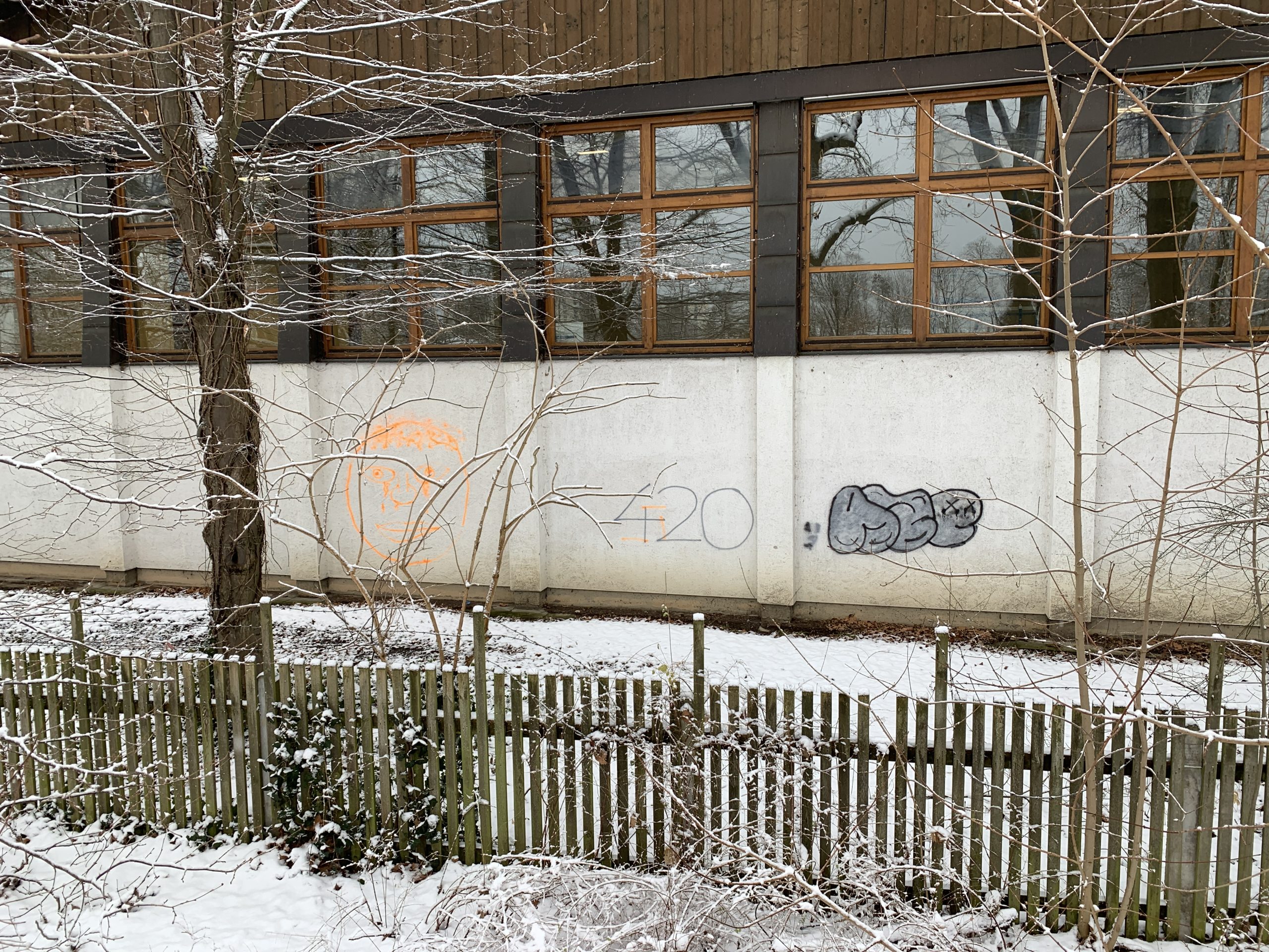 Mit Graffiti bemalte Wand des Finsterwalder Gymnasiums. Foto: Polizei Rosenheim