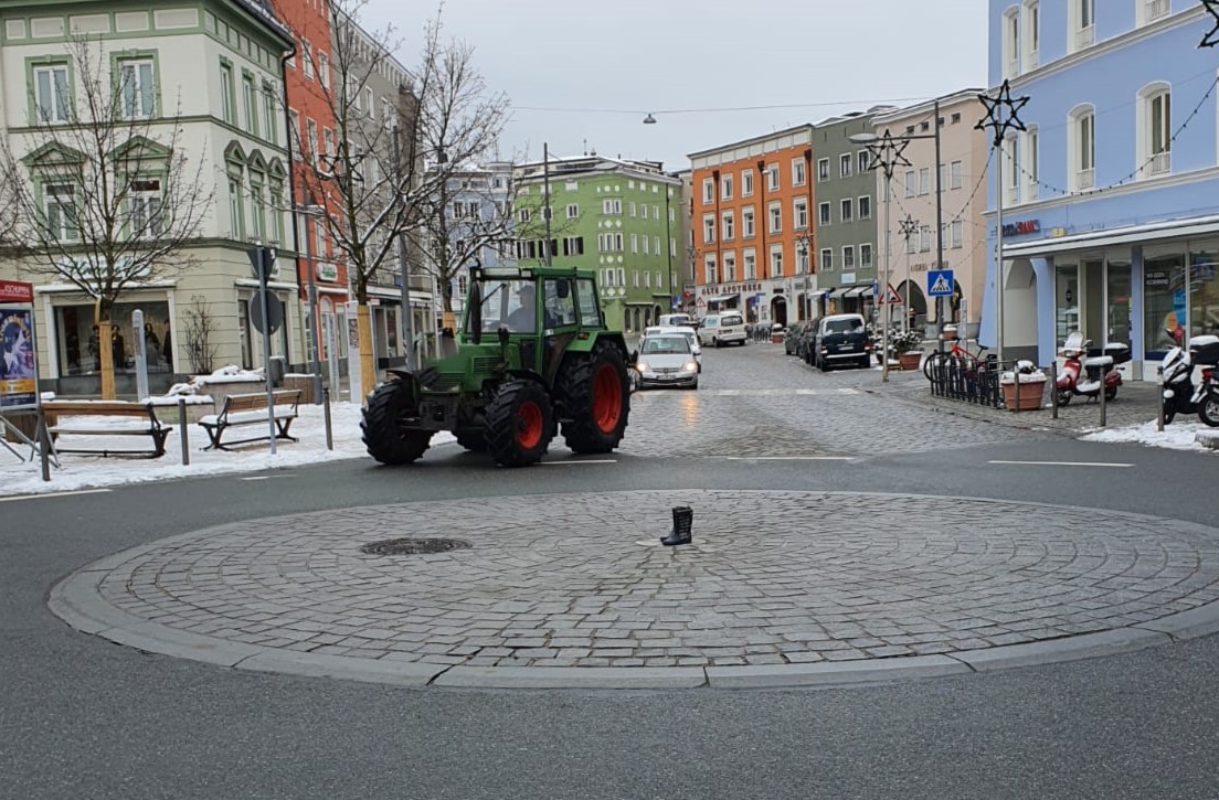 Bauernprotest: Kreisel am Ludwigsplatz mit Gummistiefel mit Bulldog dahinter. Foto: Innpuls.me