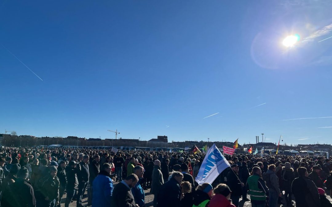 „Hand-in-Hand-Demo“ in München: Scharfe Kritik an der Ampel-Regierung