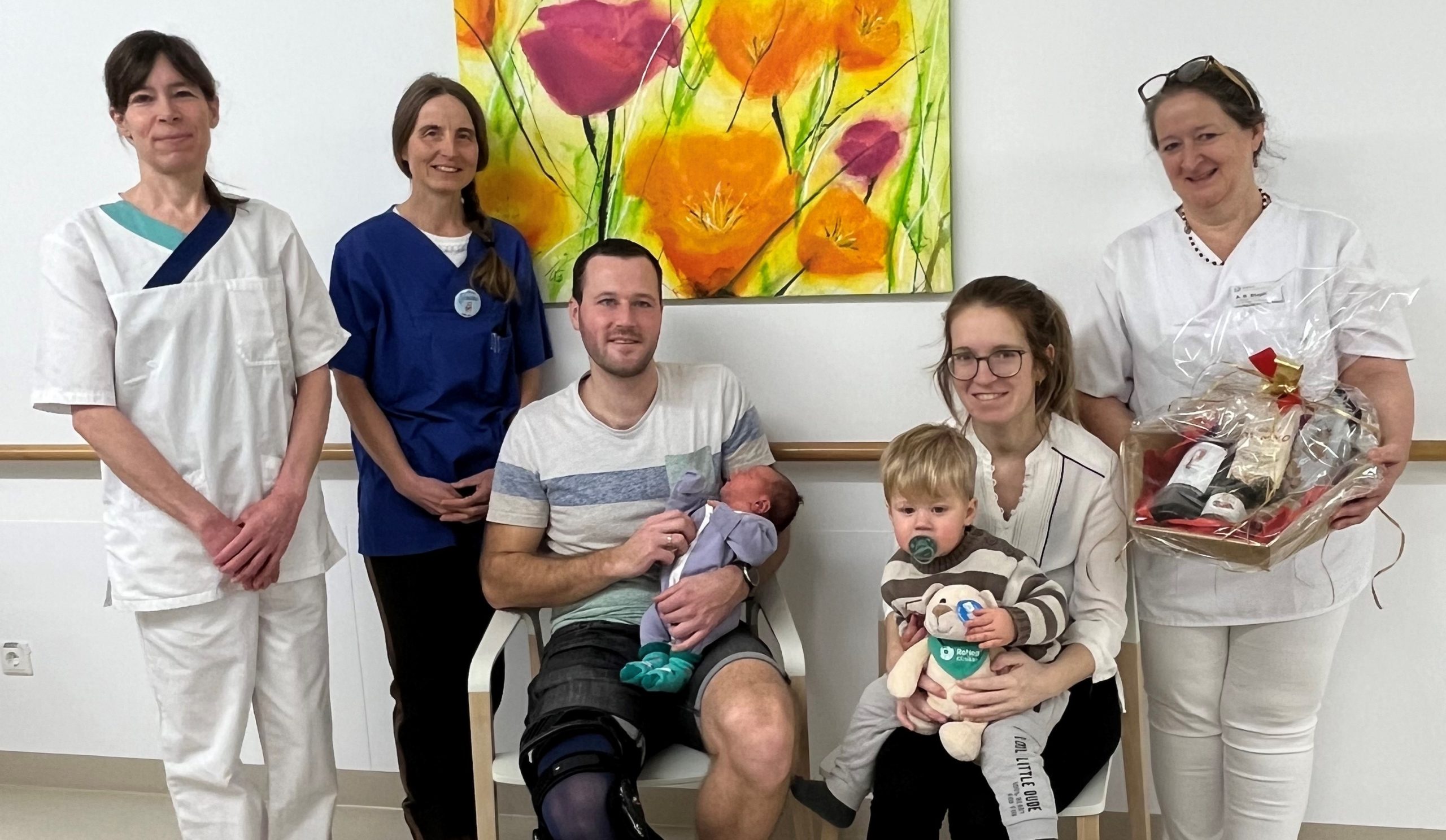 Neujahrsbaby mit Eltern, Geschwisterchen, Ärztin und Hebamme im RoMed Klinikum Wasserburg. Foto: RoMed Kliniken