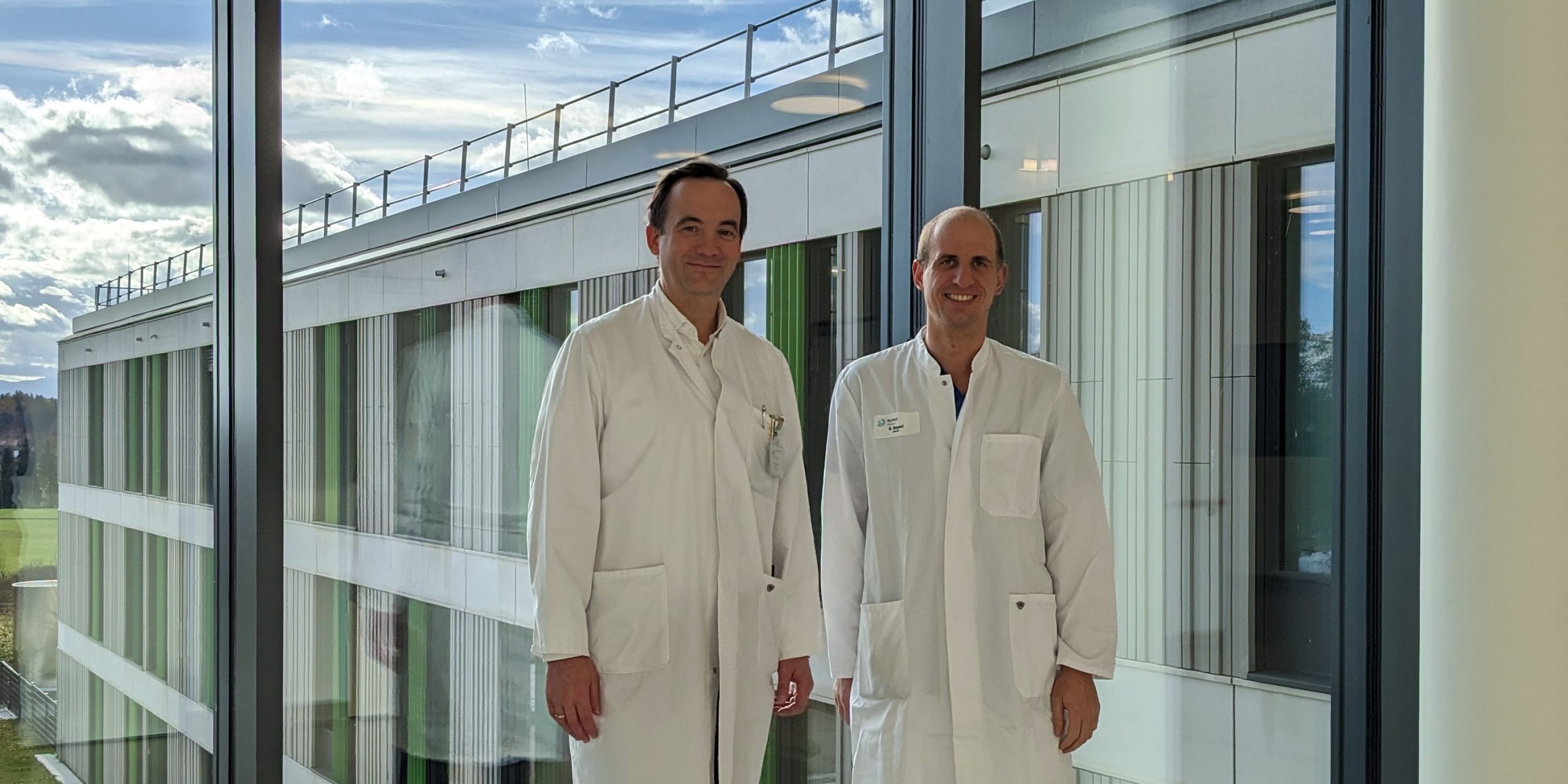 zeigt:  Dr. Tobias Winkler (links), kbo-Chefarzt der Klinik für Neurologie und Dr. Stephan Bayerl (re), RoMed-Leiter der Zentralen Notaufnahme. Foto: kbo-Inn-Salzach Klinikum