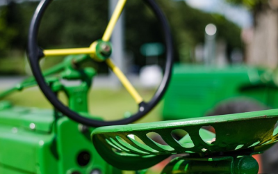 Pkw prallt auf Feldweg mit Traktor zusammen