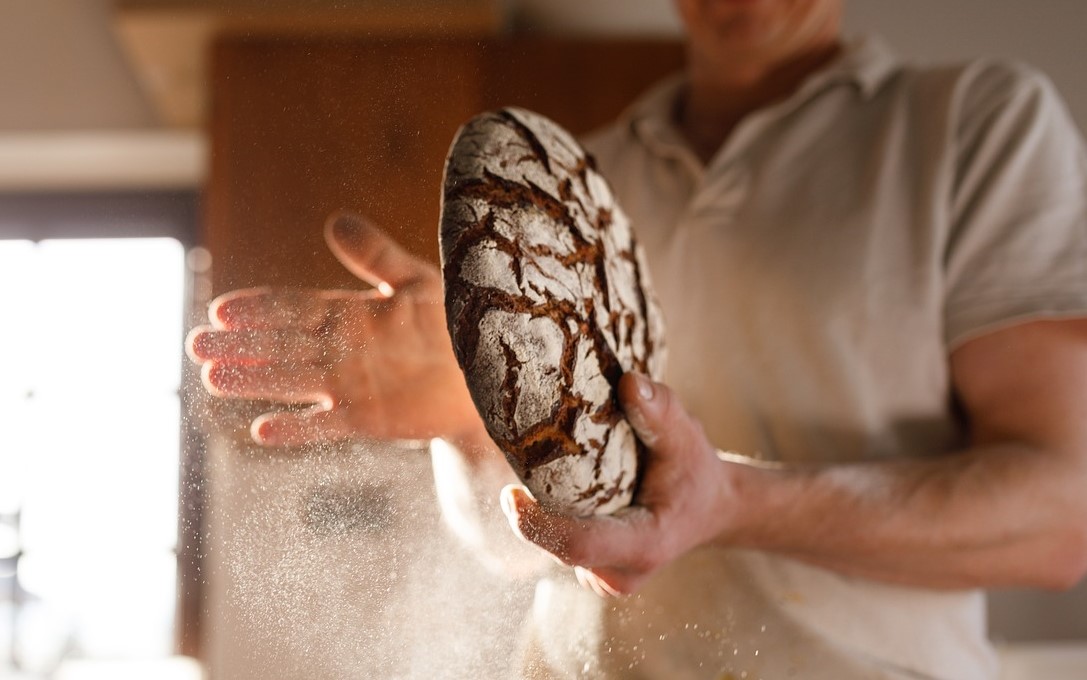 Ein Brot wird gehalten.