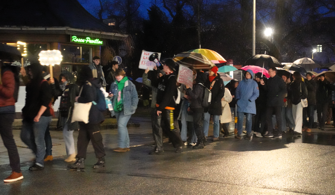 Demo gegen Rechtsradikalismus in Rosenheim- Demozug. Foto: Karin Wunsam
