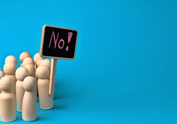 Protest Holzfiguren mit Schuld "No"