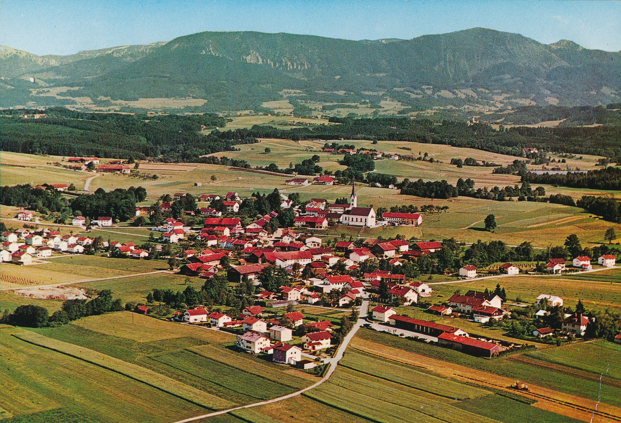 Luftaufnahme der Gemeinde Riedering im Landkreis Rosenheim im Jahr 1974. Foto: Archiv Herbert Borrmann