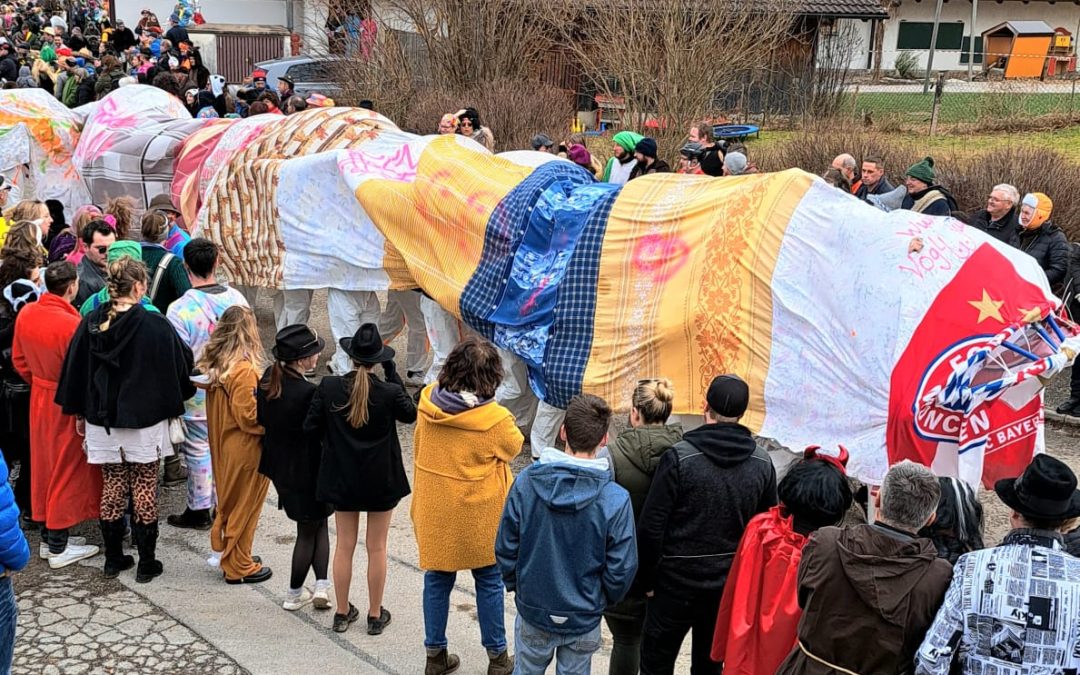 Faschingszug in Vagen: 50 Wagen und Fußgruppen mit dabei