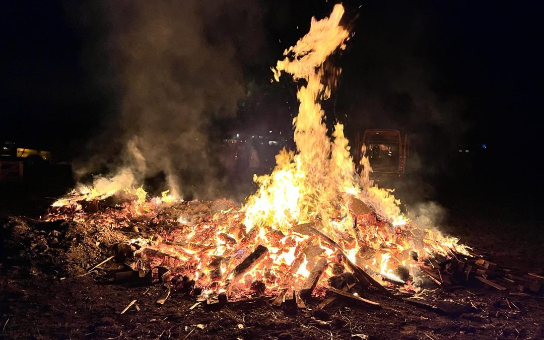 Bürgerprotest geht weiter: Mahnfeuer in Högling