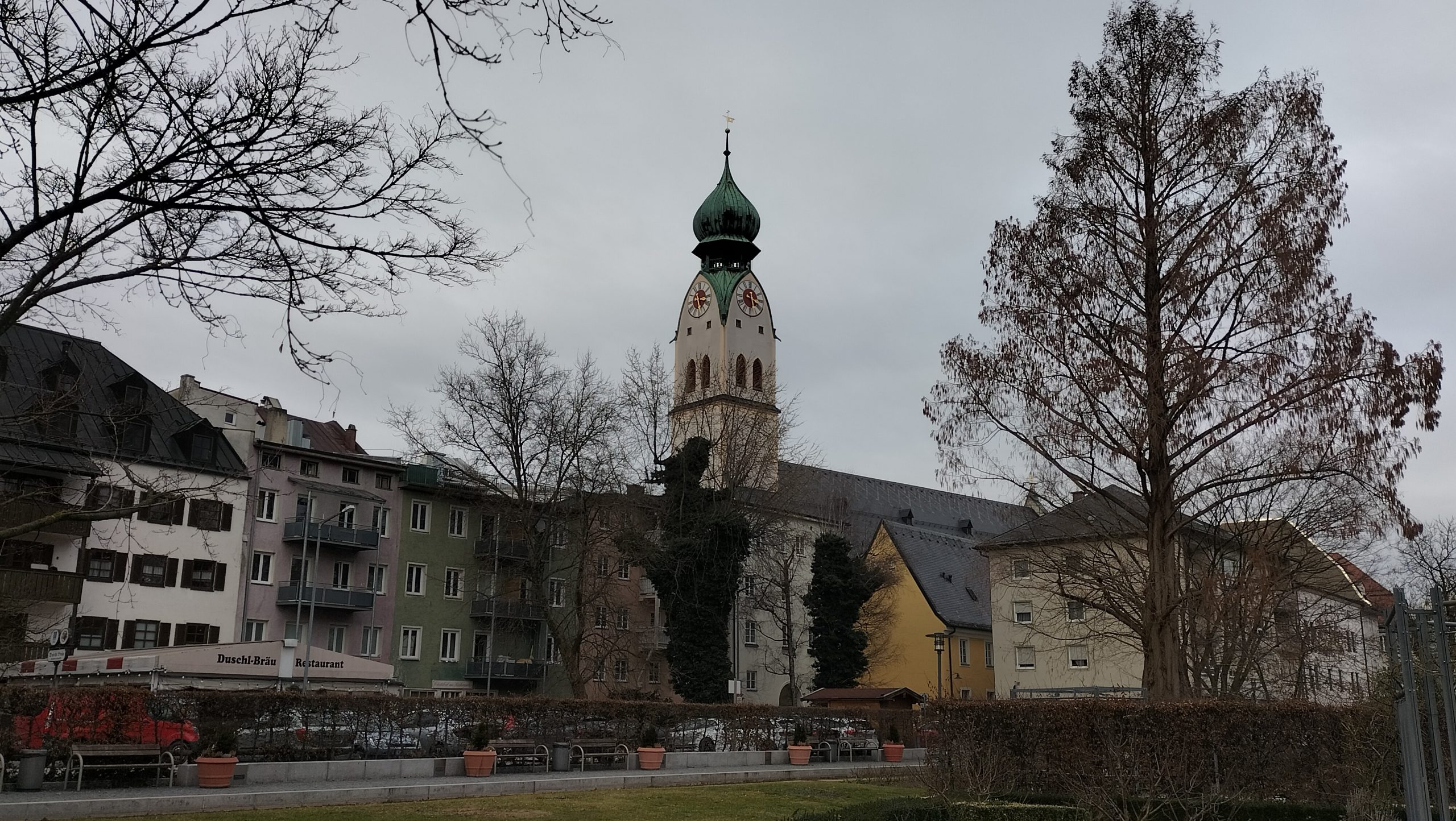 Rosenheimer Riedergarten. Blick auf Kirchturm St. Nikolaus. Foto: Innpuls.me