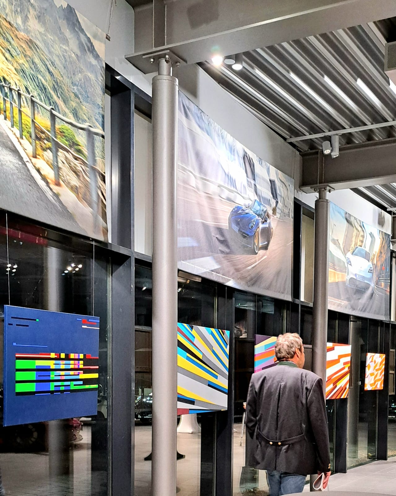 Kunstausstellung im Porsche-Zentrum Inntal. Fotos. Hendrik Heuser