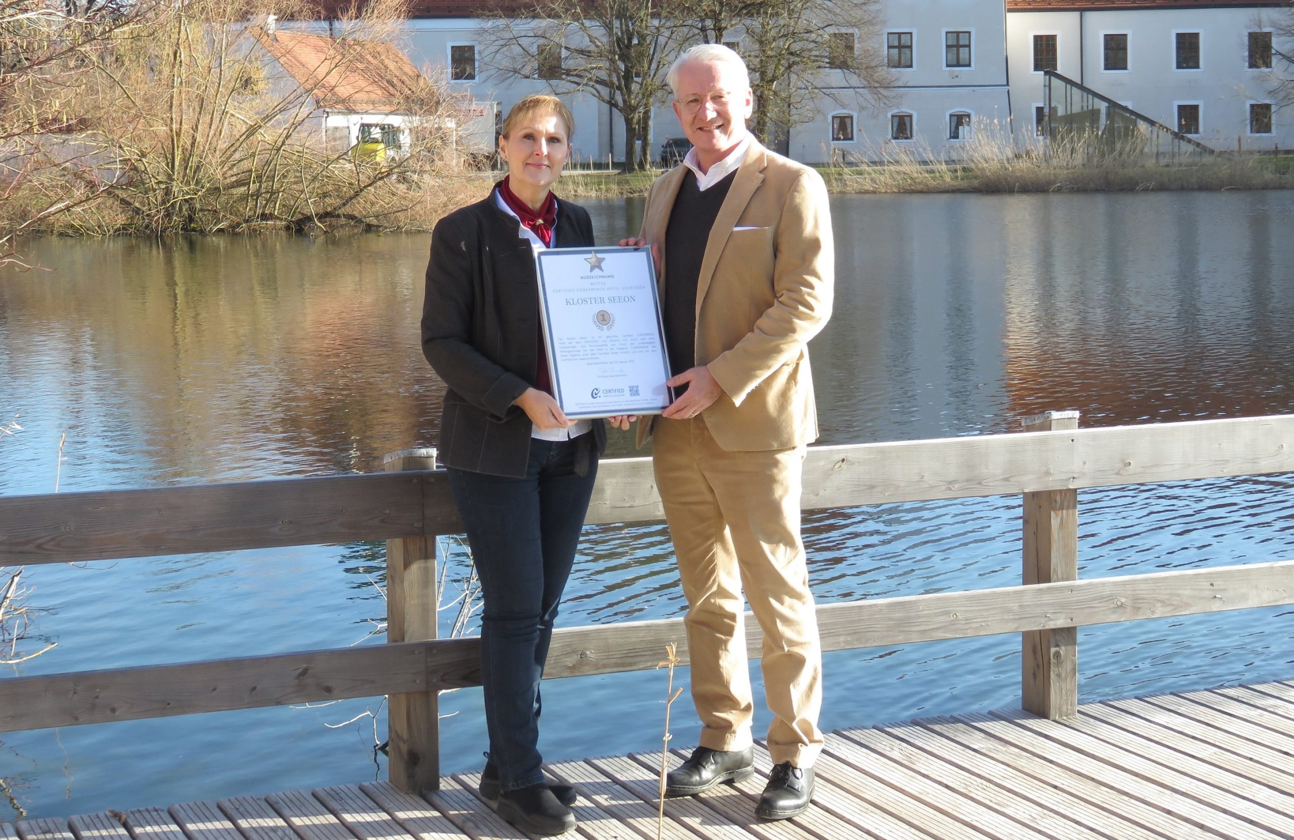 Freuen sich über die Auszeichnung als bestes „Certified Conference Hotel“: Inge Ederer-Posch und Gerald Schölzel (Geschäftsleitung Kloster Seeon) Copyright Kloster Seeon