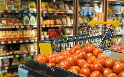 Betrunkener greift im Supermarkt bei den Tomaten zu
