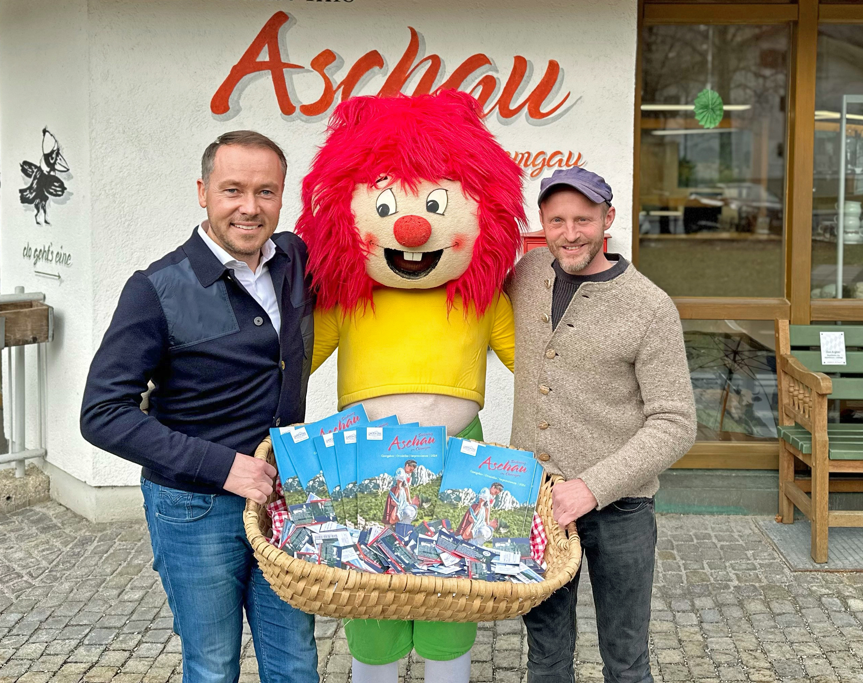 von links: Tourismuschef Herbert Reiter, Pumuckl und Florian Brückner. Foto: Weinhammer