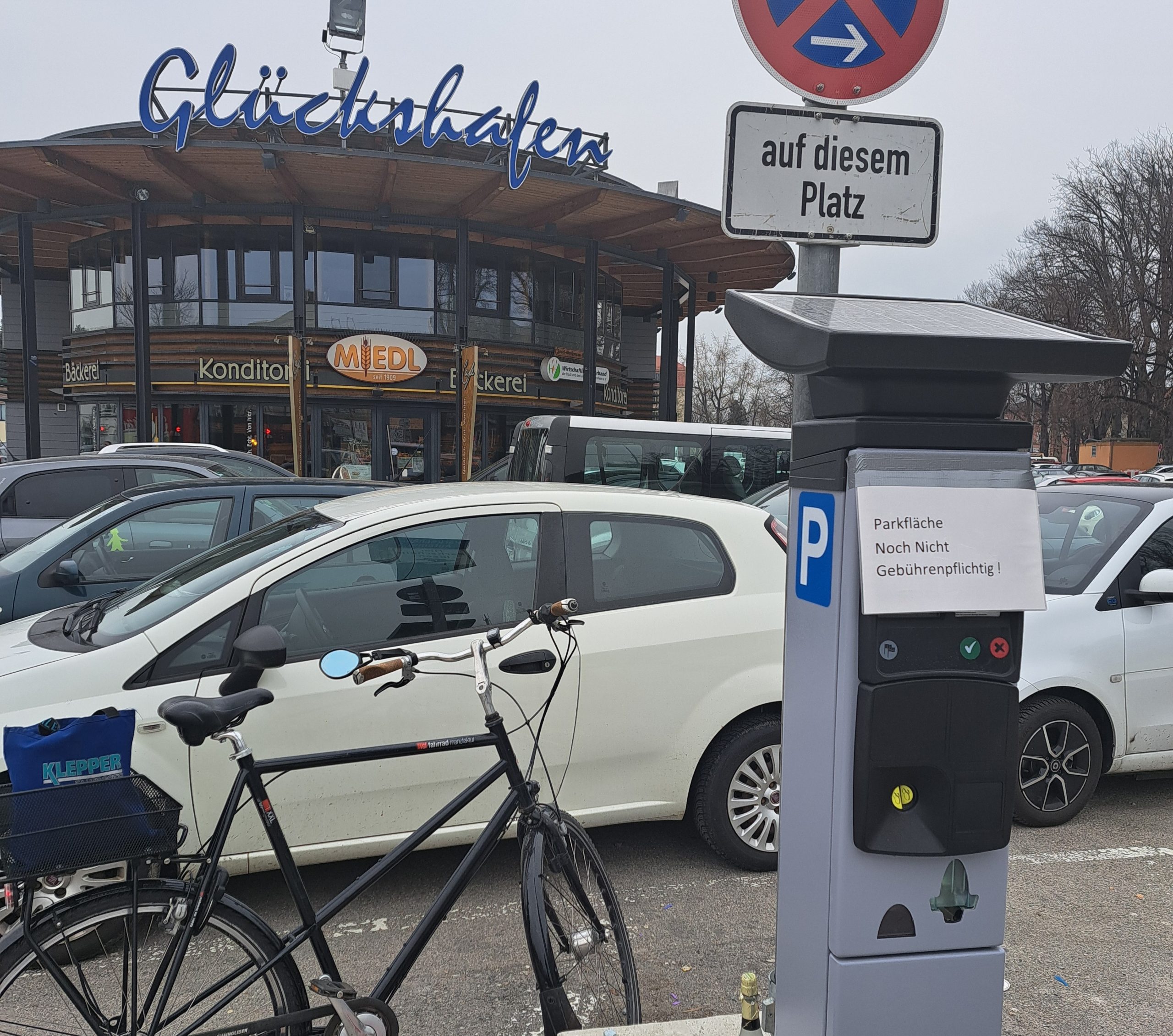 Parkautomat in der Nähe des Glückshafens auf der Loretowiese in Rosenheim. Foto: Hendrik Heuser