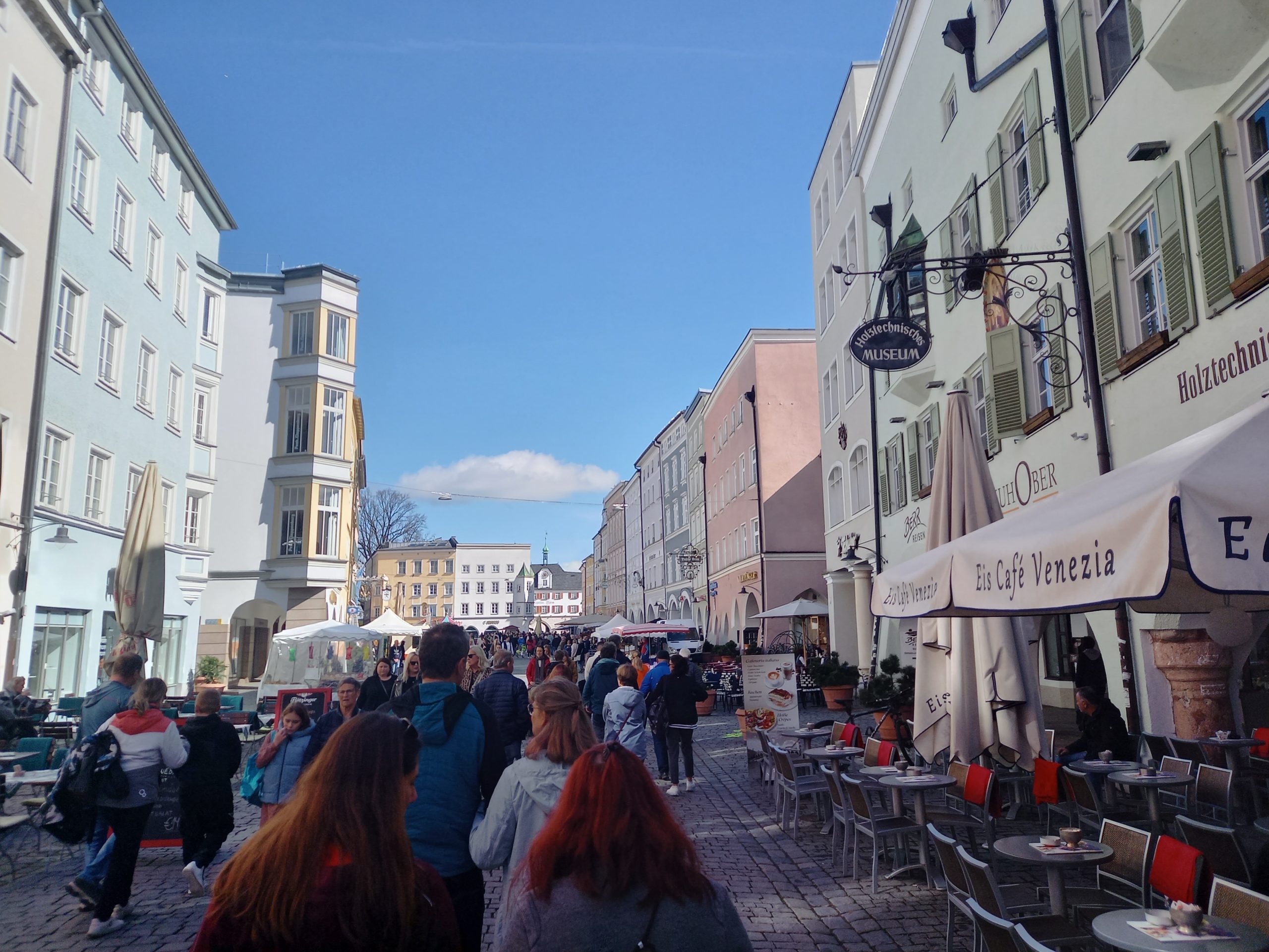 Frühlingsmarkt Rosenheim 2024. Blick in die Fußgängerzone. Foto: Innpuls.me