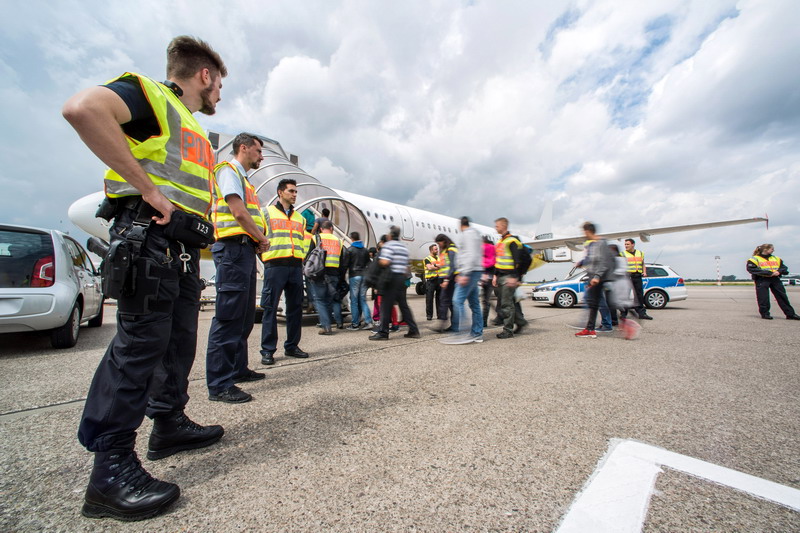 Bundespolizei weist 4 Migranten mit dem Flugzeug zurück