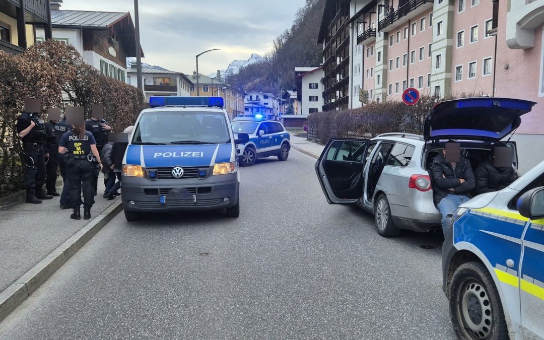 Schleuser unter Drogen pfercht 8 Menschen in Pkw