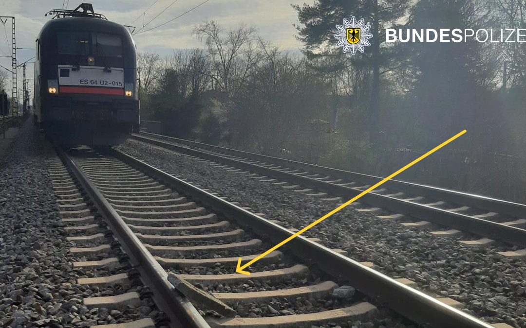 München: Unbekannte legen Steinplatte auf Gleise