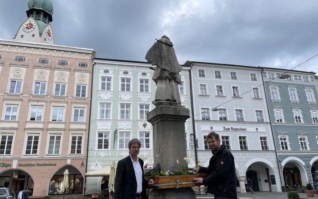 Blumenschmuck für Nepomukbrunnen: Firma Bensegger sorgt für Begrünung