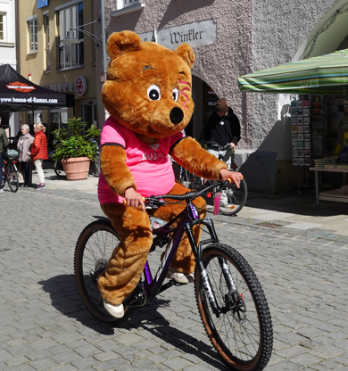 An diesem Wochenende "27.4. und 28.4.2024) heißt es wieder "Rosenheim in Bewegung". Im Zentrum der Veranstaltung stehen wieder die Automobil-Aussteller der Region. Sie präsentieren die neuesten Modelle - und diese stoßen bei den Passanten nach wie vor auf reges Interesse. 