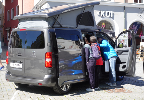 An diesem Wochenende "27.4. und 28.4.2024) heißt es wieder "Rosenheim in Bewegung". Im Zentrum der Veranstaltung stehen wieder die Automobil-Aussteller der Region. Sie präsentieren die neuesten Modelle - und diese stoßen bei den Passanten nach wie vor auf reges Interesse. 