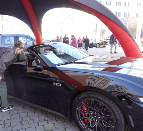 An diesem Wochenende "27.4. und 28.4.2024) heißt es wieder "Rosenheim in Bewegung". Im Zentrum der Veranstaltung stehen wieder die Automobil-Aussteller der Region. Sie präsentieren die neuesten Modelle - und diese stoßen bei den Passanten nach wie vor auf reges Interesse. 