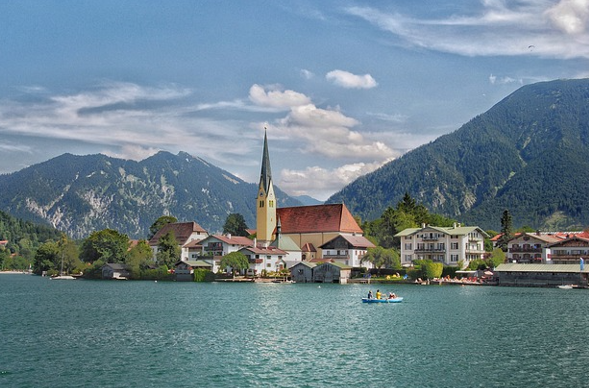 Bei Restaurant-Neueröffnung in Rottach-Egern: 3 Statuen umgeworfen