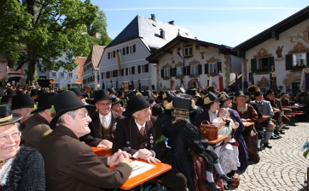 Trachtentreffen auf dem historischen Marktplatz Neubeuern. Foto: Trachtenverein Edelweiß Neubeuern