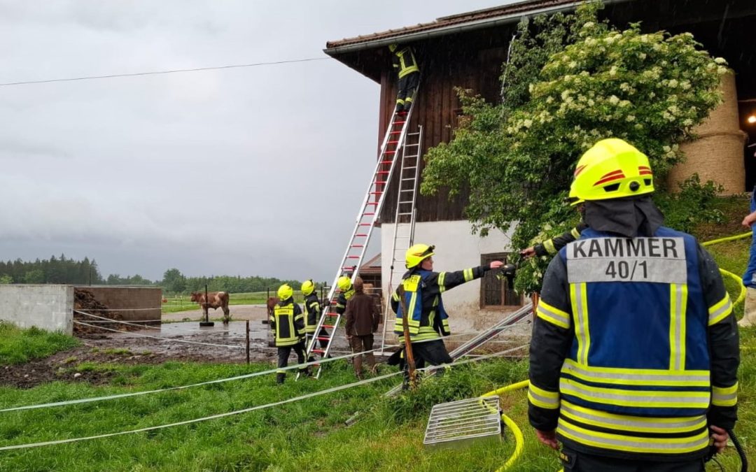 Blitzeinschlag bei Kammer löst Großalarm aus